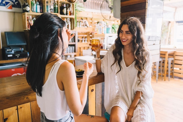 Dos mujeres brindando