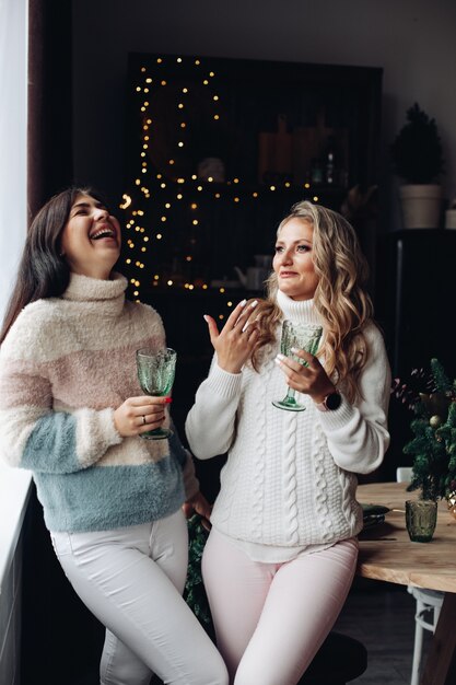 Dos mujeres celebrando el año nuevo.