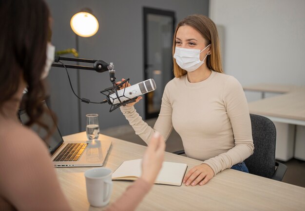 Dos mujeres conversando por radio