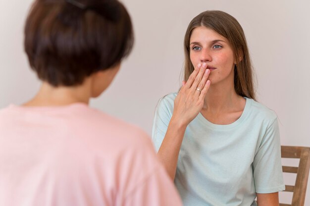 Dos mujeres conversando utilizando el lenguaje de señas