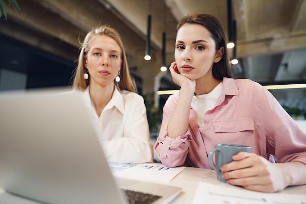 Dos mujeres emprendedoras que trabajan juntas en la oficina