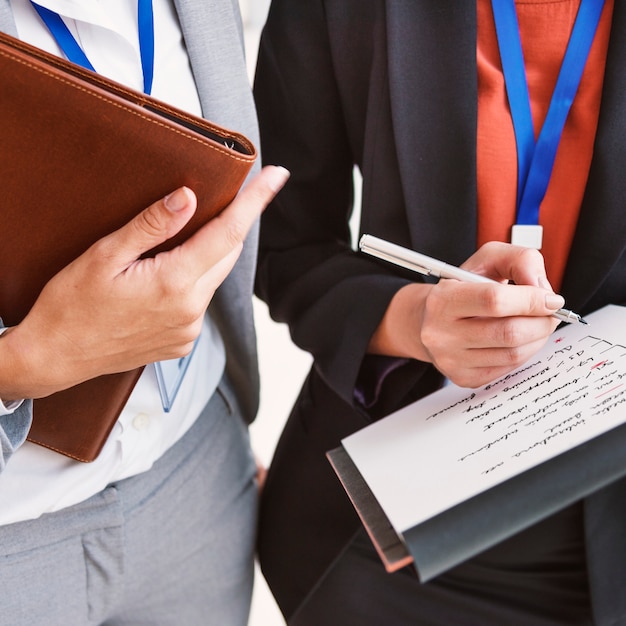 Dos mujeres empresarias trabajando juntas