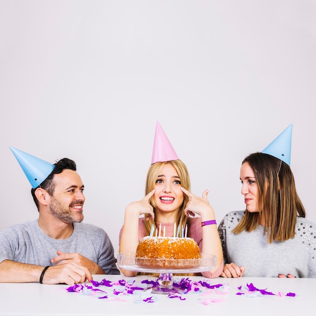 Dos mujeres y un hombre celebrando cumpleaños juntos