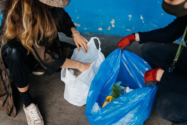 Dos mujeres jóvenes clasificando basura. Concepto de reciclaje. Cero desperdicio