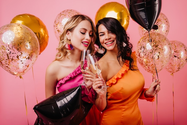Dos mujeres jóvenes divirtiéndose en la fiesta
