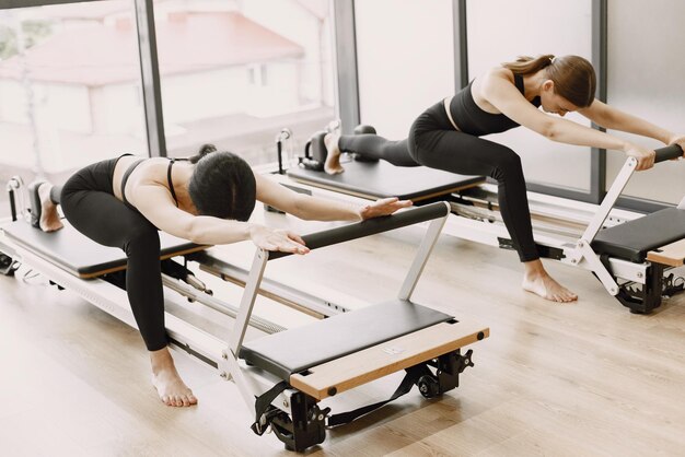 Dos mujeres jóvenes en forma de formación en el gimnasio