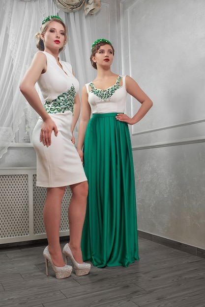 Dos mujeres jóvenes, hermosas, morenas, rubias en vestidos cortos blancos |  Foto Gratis