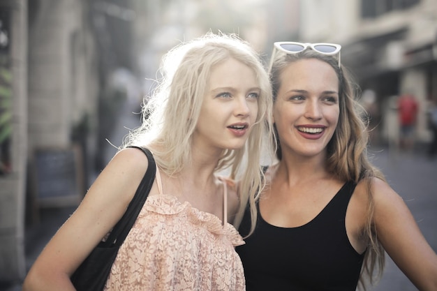 dos mujeres jóvenes en el mar