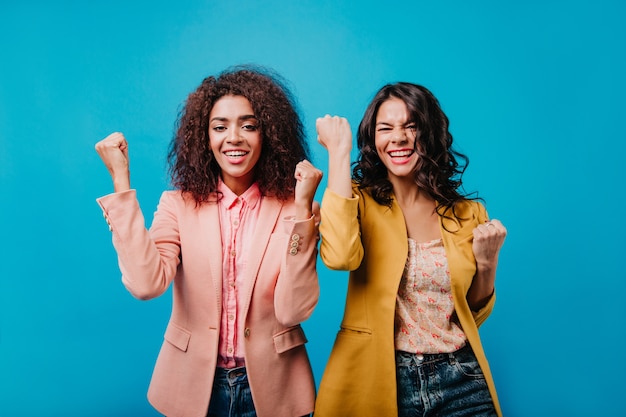 Dos mujeres jóvenes que expresan emociones positivas