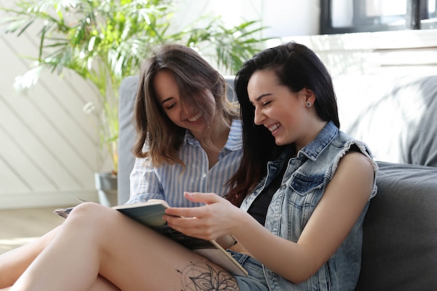 Dos mujeres jóvenes salir juntas