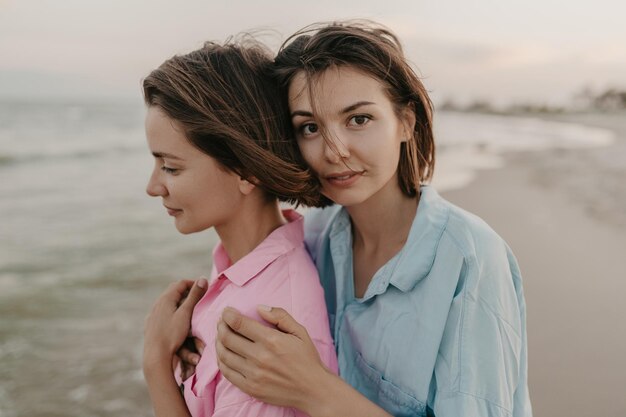 dos, mujeres jóvenes, tener diversión, en la playa