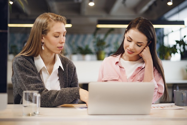 Dos, mujeres jóvenes, trabajar juntos, en, oficina