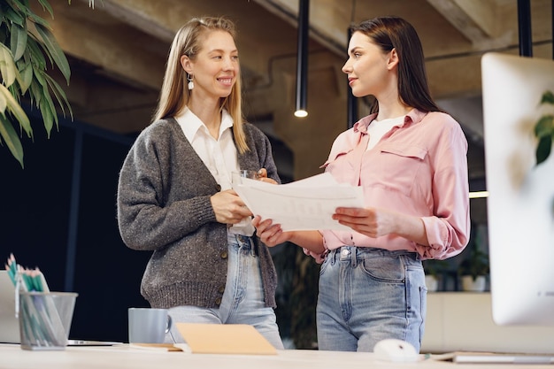 Dos, mujeres jóvenes, trabajar juntos, en, oficina