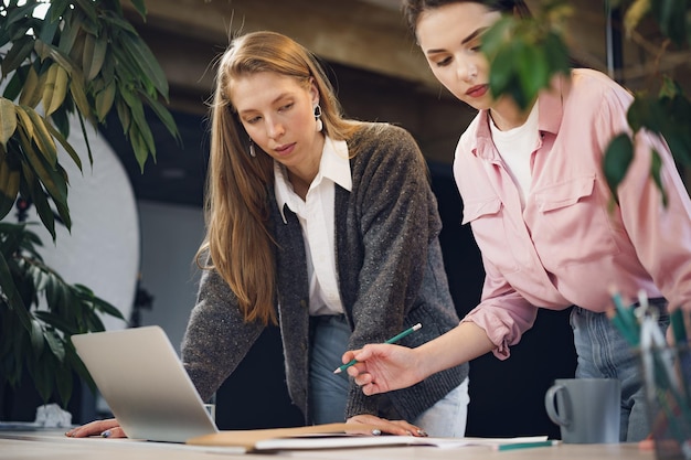 Dos, mujeres jóvenes, trabajar juntos, en, oficina