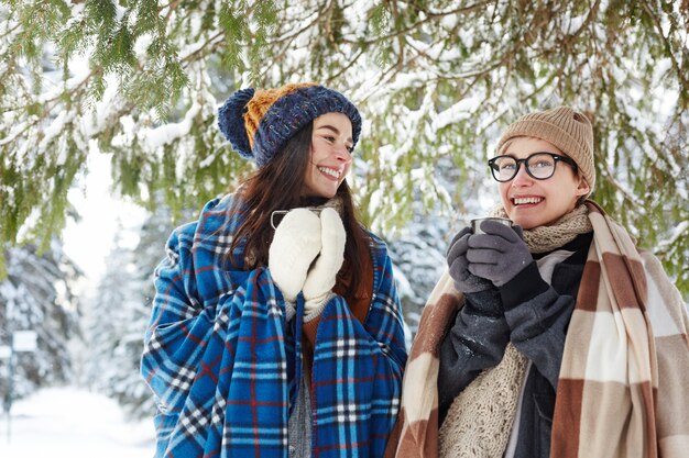 Dos mujeres jóvenes en vacaciones de invierno