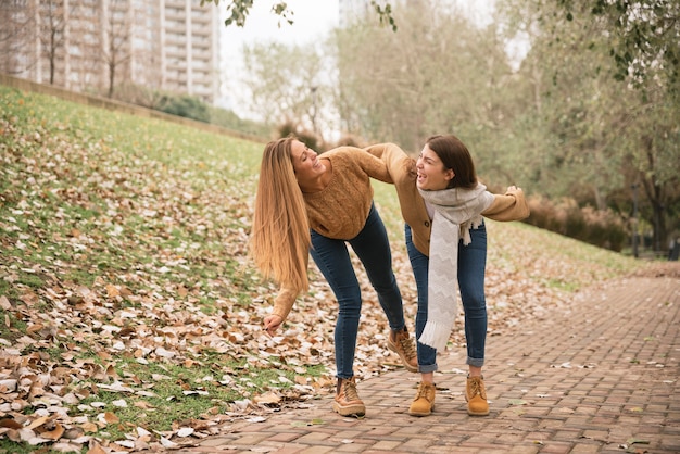 Foto gratuita dos mujeres jugando en el parque