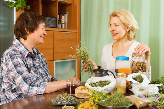 Dos mujeres maduras con hierbas