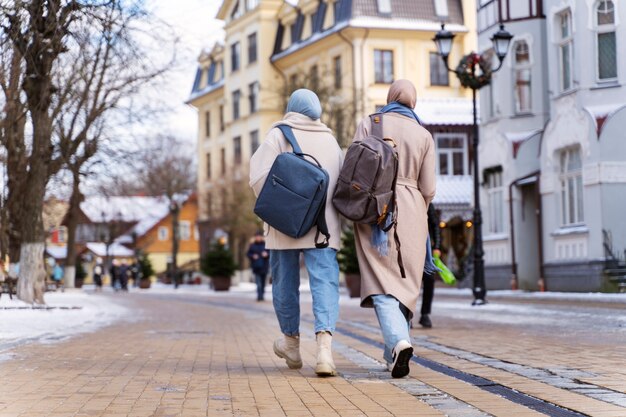 Dos mujeres musulmanas caminando por la ciudad mientras viajan