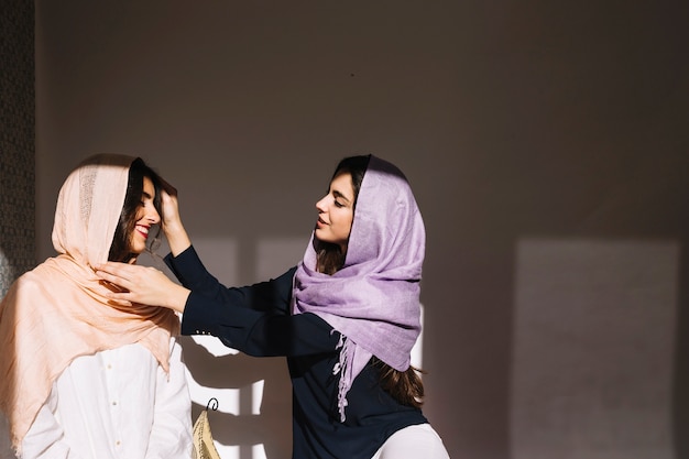 Dos mujeres musulmanas hablando
