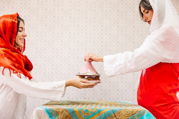 Dos mujeres musulmanas en mesa