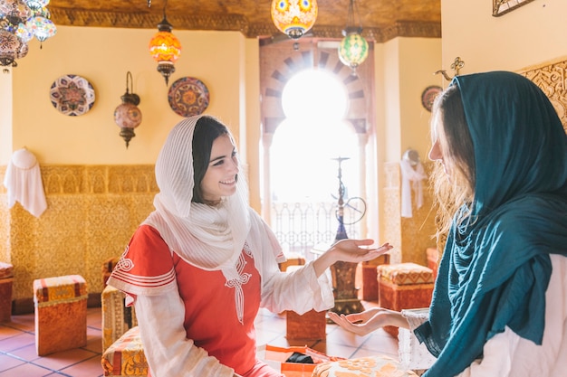 Dos mujeres musulmanas en restaurante