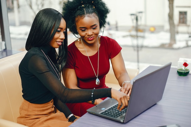 dos mujeres de negocios en un café