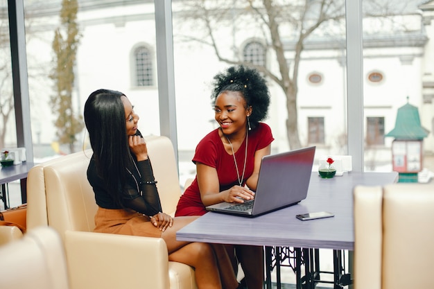 dos mujeres de negocios en un café