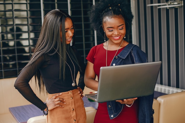 dos mujeres de negocios en un café