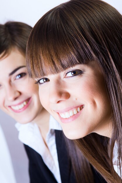 Dos mujeres de negocios en la oficina