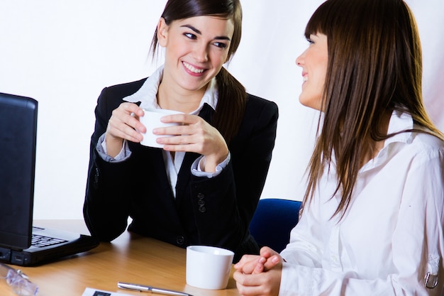 Foto gratuita dos mujeres de negocios en la oficina