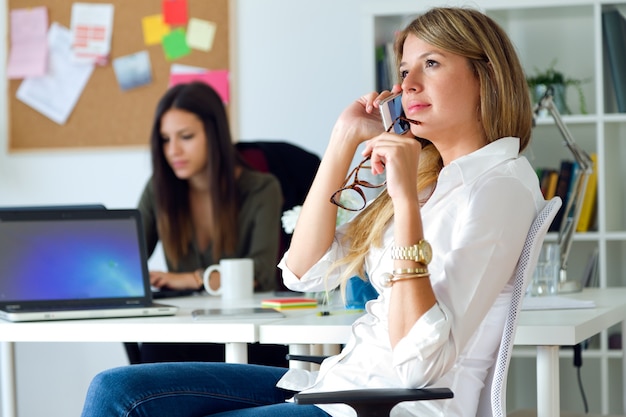 Dos mujeres de negocios que trabajan en su oficina.