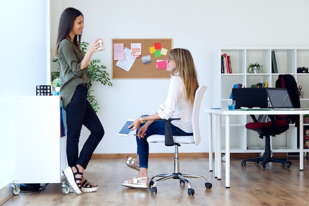 Dos mujeres de negocios que trabajan en su oficina.