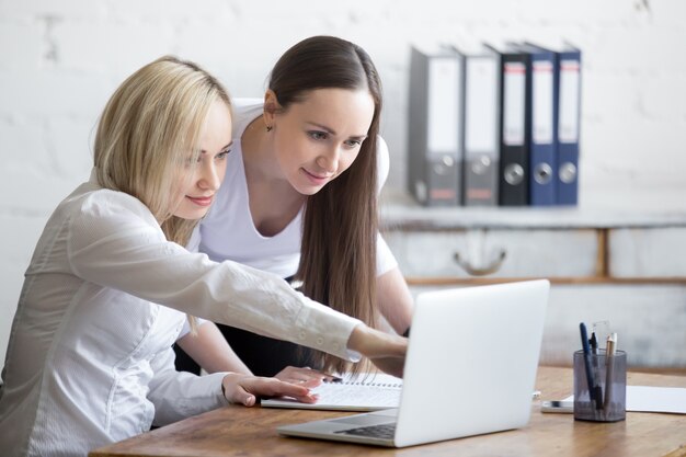 Dos, mujeres de negocios, trabajando, juntos