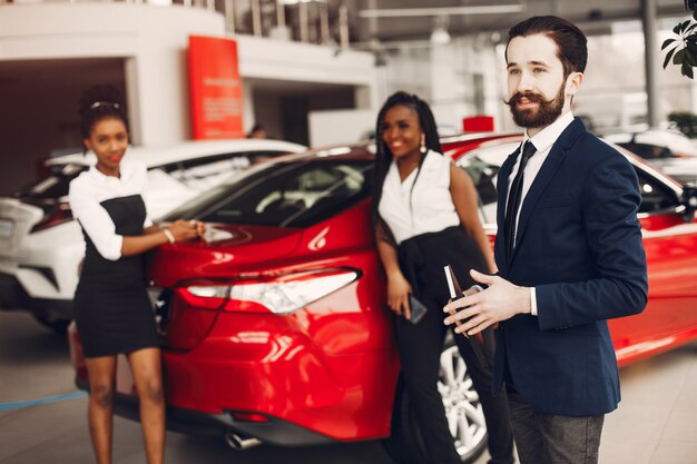 Dos mujeres negras con estilo en un salón de autos