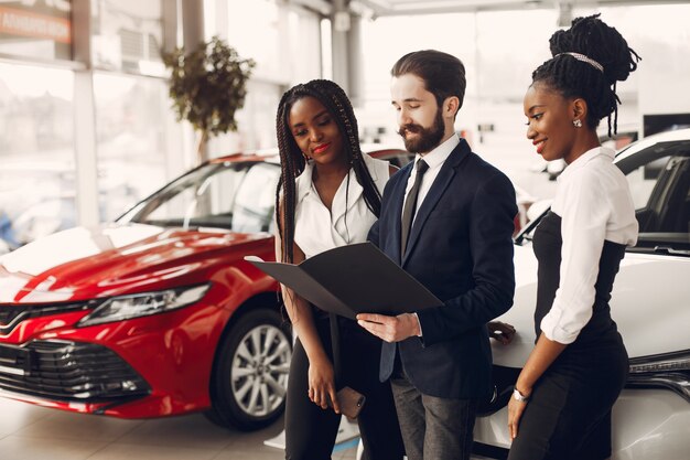 Dos mujeres negras con estilo en un salón de autos