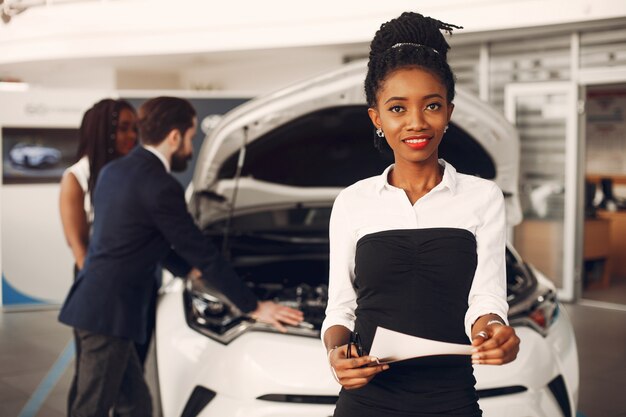 Dos mujeres negras con estilo en un salón de autos