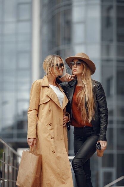 Dos mujeres de pie en una ciudad de otoño