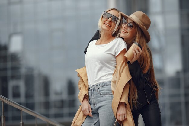 Dos mujeres de pie en una ciudad de otoño