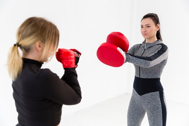 Dos mujeres practicando box en el gimnasio