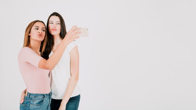 Dos mujeres que toman selfie en estudio