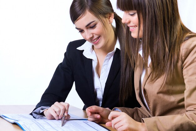 Dos mujeres que trabajan en la oficina