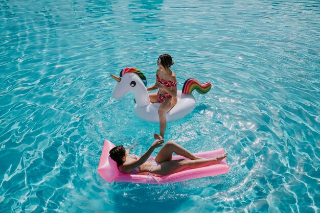 Dos mujeres relajando en piscina