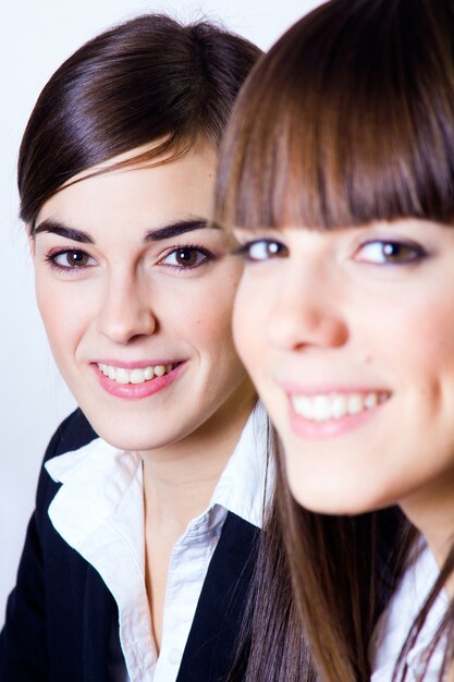 Dos mujeres sonrientes mirando a la cámara