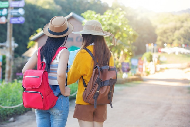 Dos mujeres turistas sostienen un mapa para encontrar lugares.