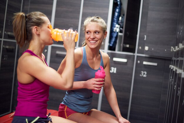 Dos mujeres, en, vestidor, en, gimnasio