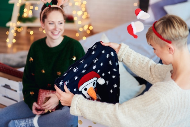 Dos niñas abriendo regalo de navidad