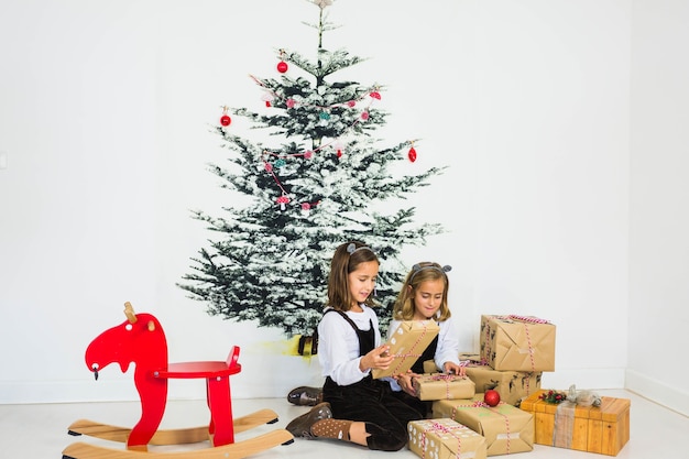 Dos niñas con cajas de regalo