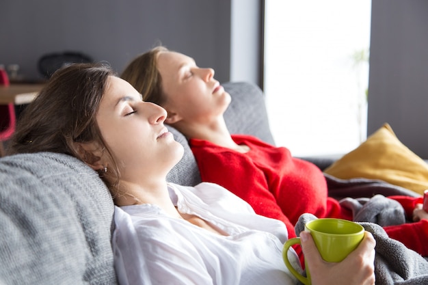 Dos niñas descansando en el sofá