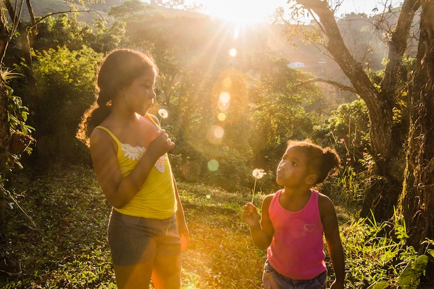 Foto gratuita dos niñas con efecto de rayos de sol