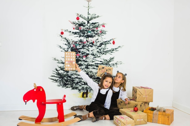 Dos niñas felices con cajas de regalo